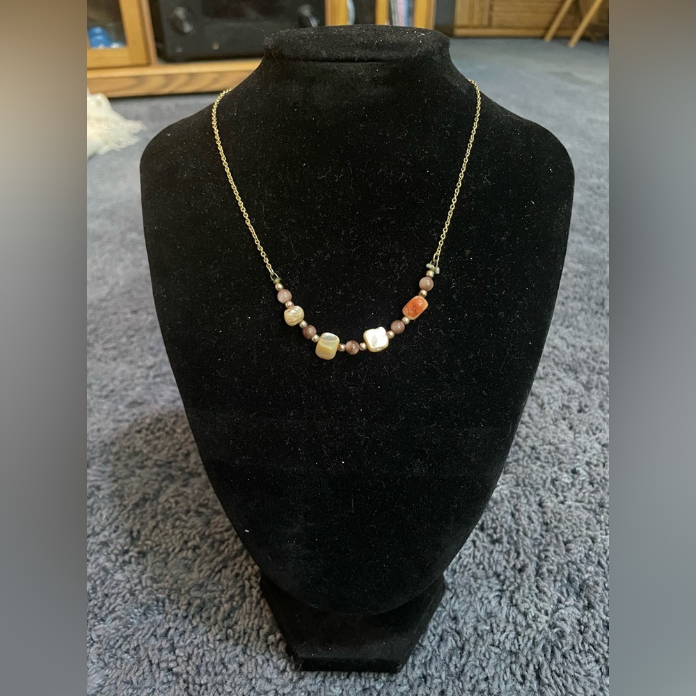 NWOT simple pretty beaded necklace
